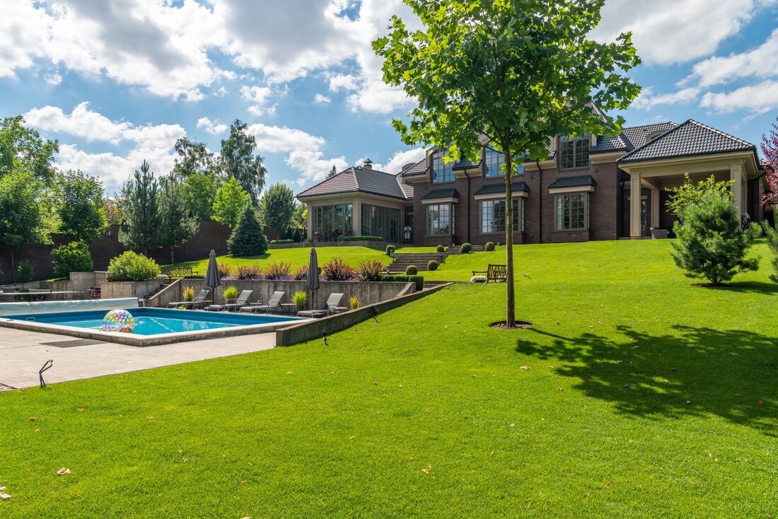 Yard cleanup and green-waste removal